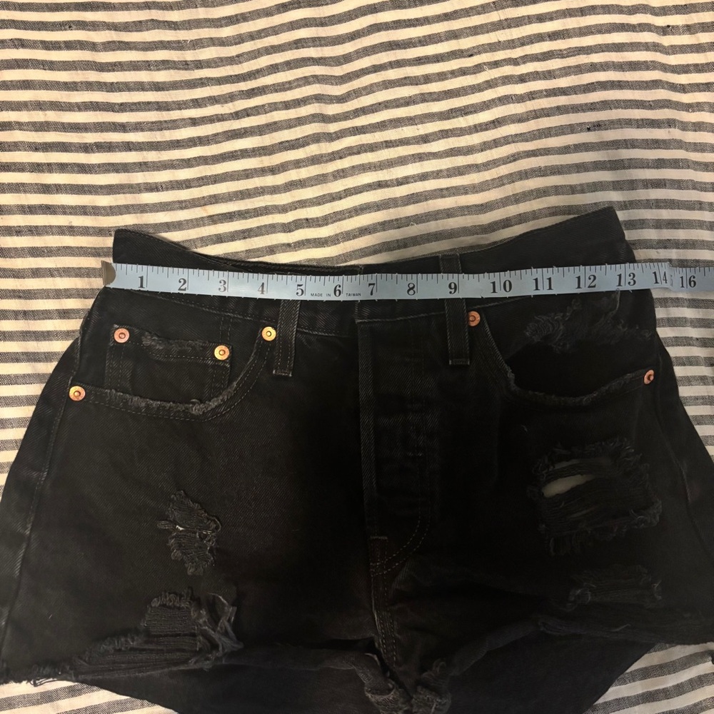 Women’s Levi’s 501 high rise short shorts black distressed - Picture 5 of 10